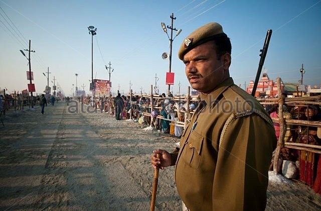 policeman-on-duty-at-maha-kumbh-allahabad-uttar-pradesh-india-depx3y-1.jpg