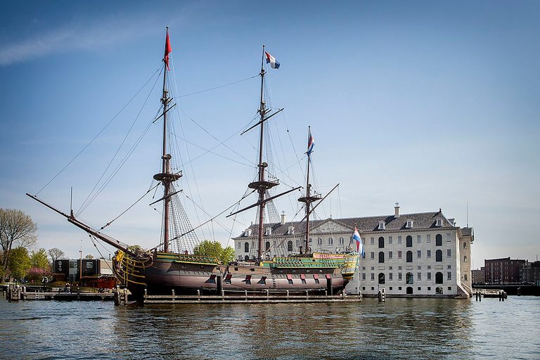 1024px-Replica_VOC-schip_Amsterdam.jpg