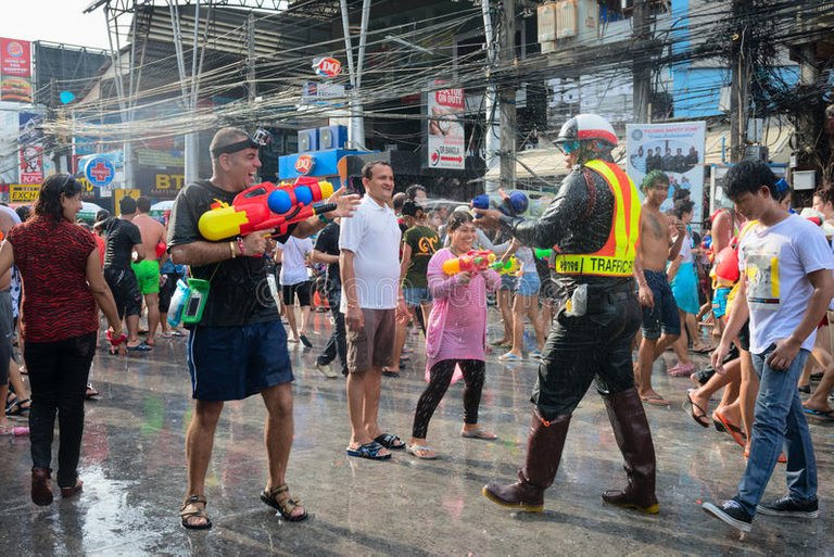 beröm-av-den-songkran-festivalen-det-thailändska-nya-året-på-phuket-39759160.jpg