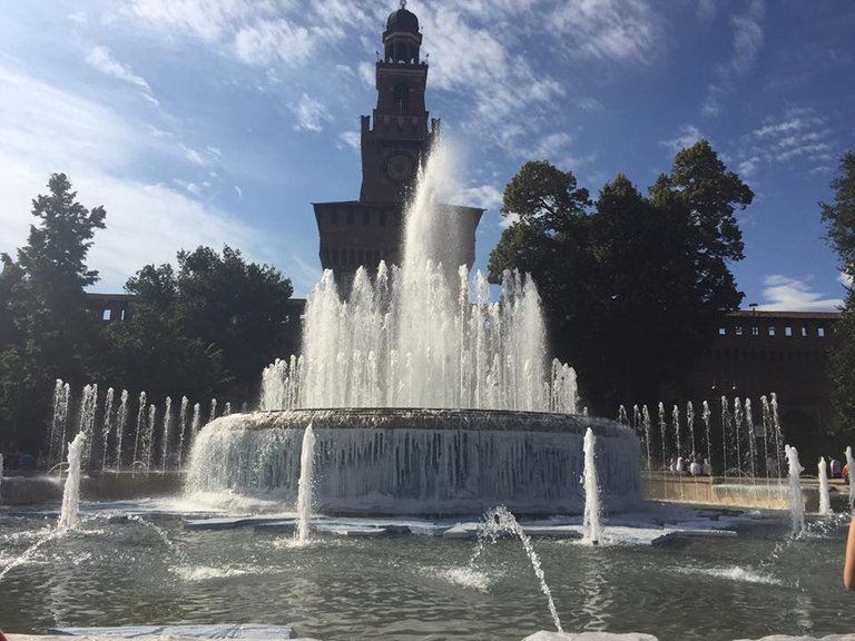 Fontana Piazza Castello (2).jpg