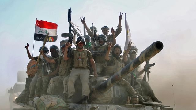 des-combattants-irakiens-du-hachd-al-chaabi-unites-paramilitaires-avancent-dans-tal-afar-l-un-des-derniers-bastions-de-l-etat-islamique-en-irak-le-22-aout-2017_5932738.jpg