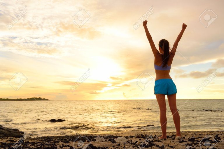 39027348-la-libertad-mujer-ganadora-animando-en-la-playa-de-la-puesta-del-sol-concepto-del-éxito-con-la-hembra-.jpg