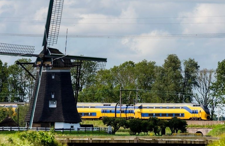 dutch-trains-renewable-wind-energy2b.jpg