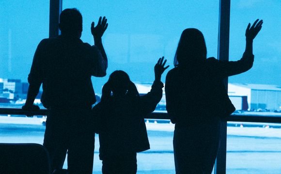 635745599872025491-1262139973_waving-farewell-airport-family-580x358.jpg