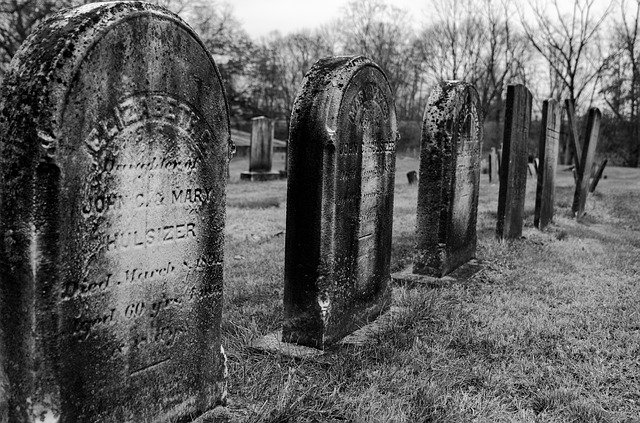 tombstones-3031047_640.jpg