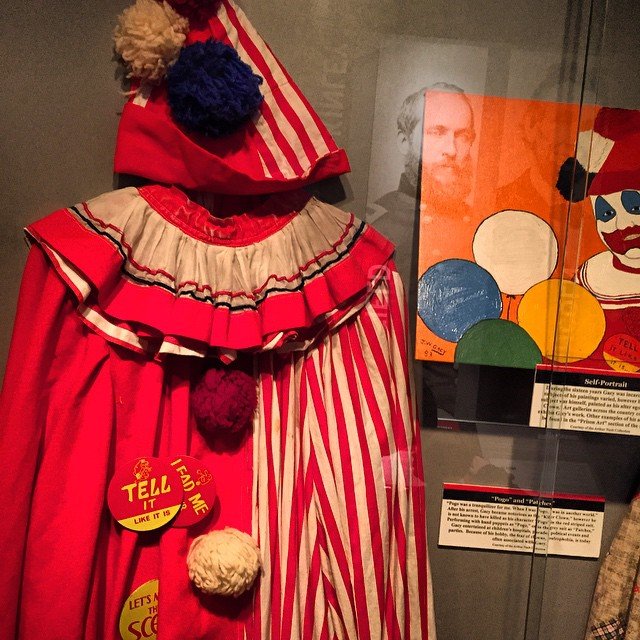 John_Wayne_Gacy's_clown_suit_(17104376201)-2.jpg