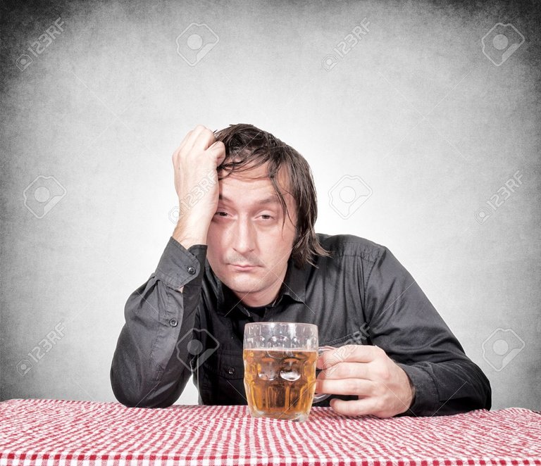 20934338-Drunk-man-holding-the-pint-of-beer-Stock-Photo.jpg