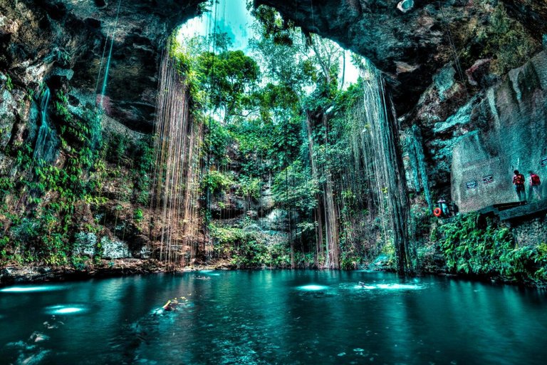 Cenote-Ik-Kil-Yucatan-Mexico.jpg