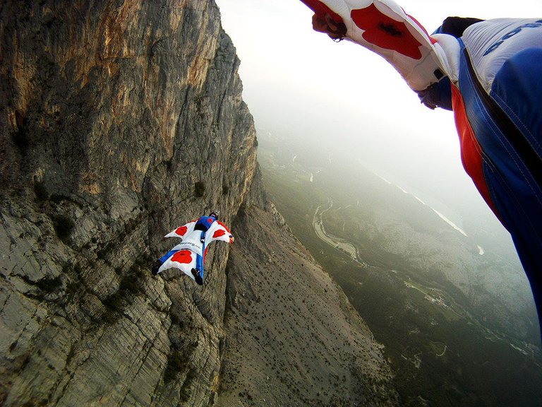 Wingsuit_flying.jpg