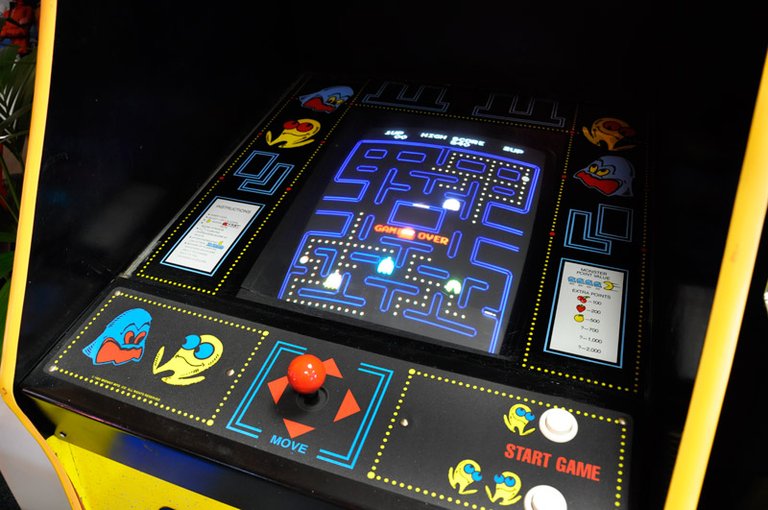 17754-vintage-pac-man-arcade-machine-screen.jpg