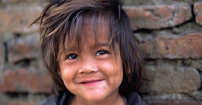 صورة طفل فقير يبتسم.jpg