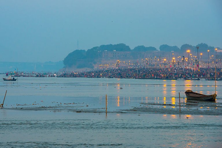 Kumbh_Mela_2013_Sangam,_Allahabd.jpg