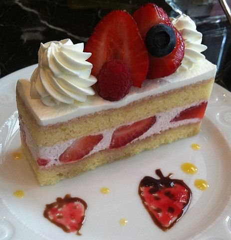 Laika_strawberry_cake_(cropped).jpg