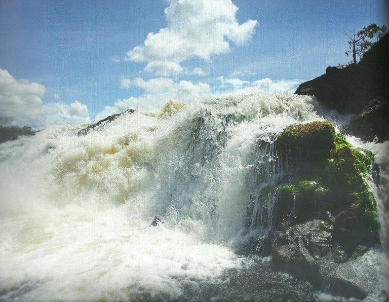 Caidas de Agua en Rio Caroni.
jpg