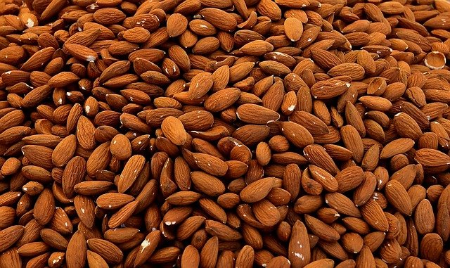 almonds-1571810_640.jpg