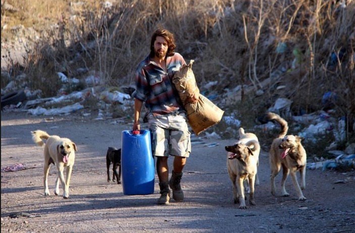 Renunció-a-ser-modelo-y-se-fue-a-vivir-con-500-animales-abandonados.jpg