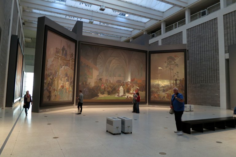 Central_part_of_Slav_Epic_in_Veletržní_palác,_Prague.JPG