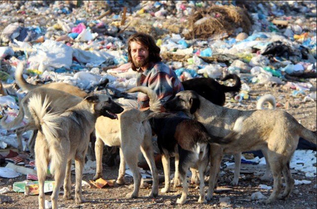 1487392737_584_Renunció-a-ser-modelo-y-se-fue-a-vivir-con-500-animales-abandonados.jpg