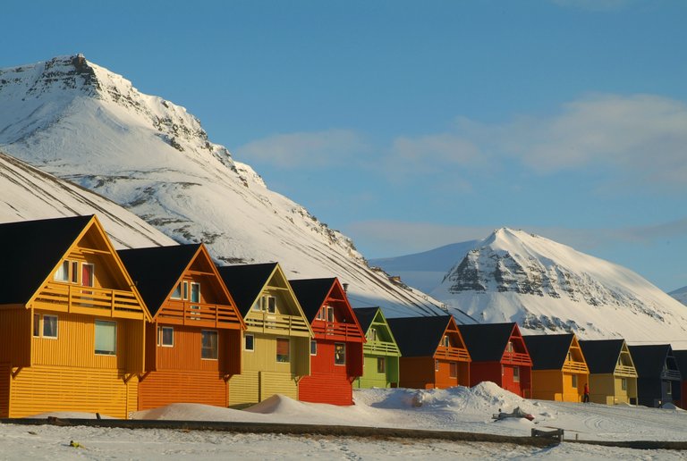 57929-longyearbyen-huts.jpg