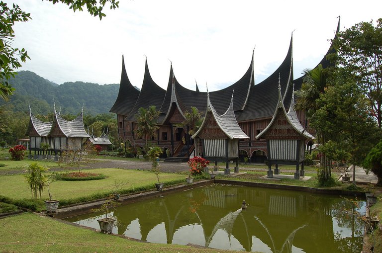 Rumah_Gadang_in_Padang_Panjang.jpg