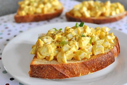 r_simple_egg_salad_with_paprika.jpg