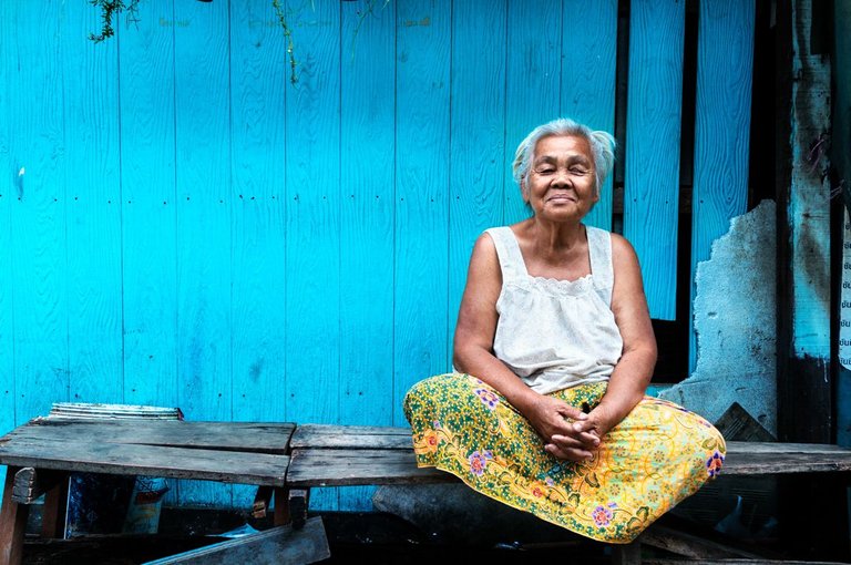 Blind woman on the railway side, Klong Toey slum, Bangkok-DSC_5274.jpg