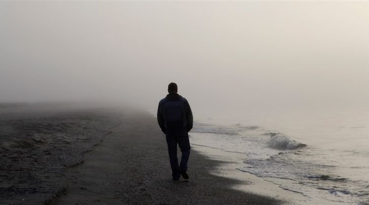 Hombre caminando en playa.jpg