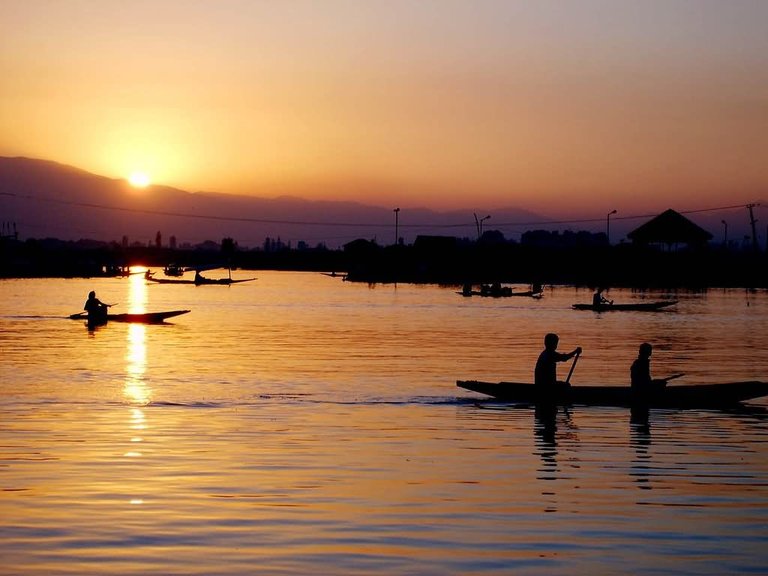 Beautiful-Sunset-View-At-Dal-Lake.jpg