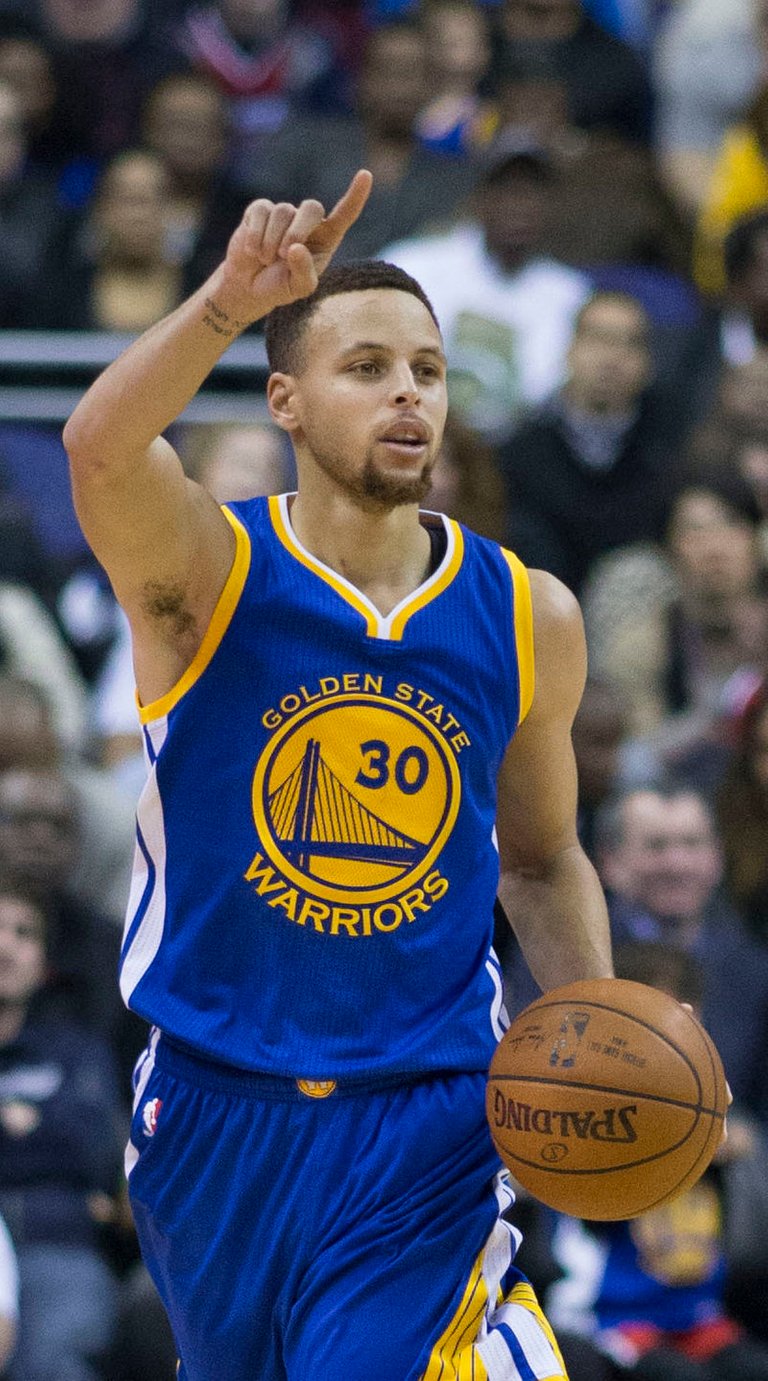 Stephen_Curry_dribbling_2016_(cropped).jpg