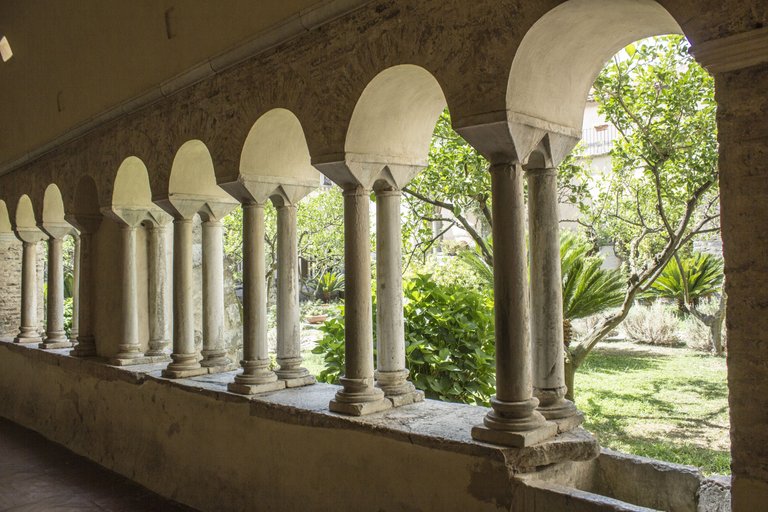 11 chiesa cortile da colonne.jpg