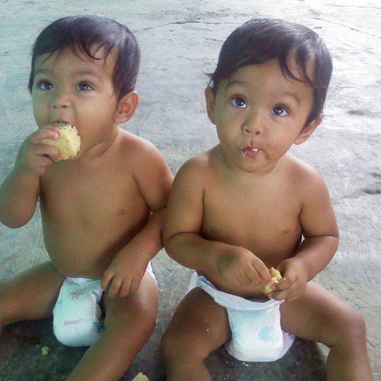 Morochos comiendo torta bebes.jpg