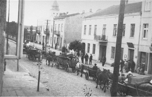 jews arriving in the belchatow ghetto on kosciuszko street.jpg