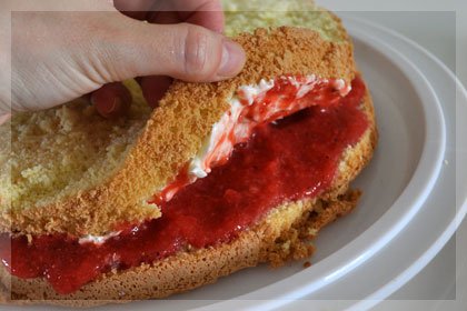 r_cake_with_strawberry_filling11.jpg