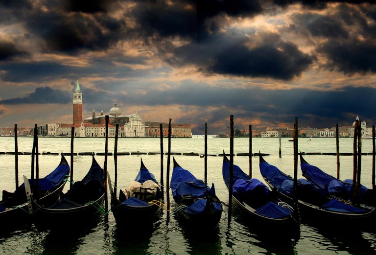 venice-gondolas-italy-venezia-65606.jpeg