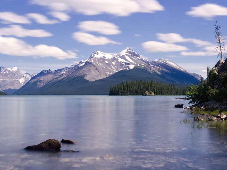 maligne-lake-in-the-summer.jpg