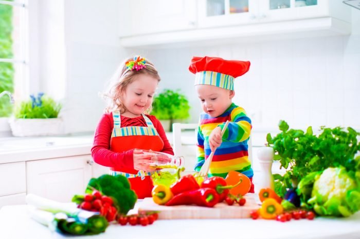 ninos-cocinar-comer-frutas-verduras-700x466.jpg