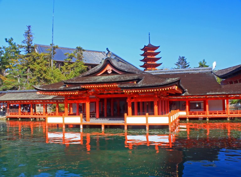 厳島神社本殿.jpg