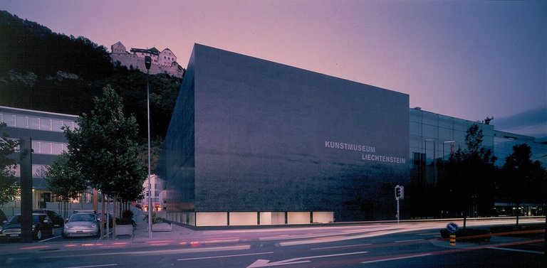 1200px-Kunstmuseum_Liechtenstein,_Vaduz.jpg