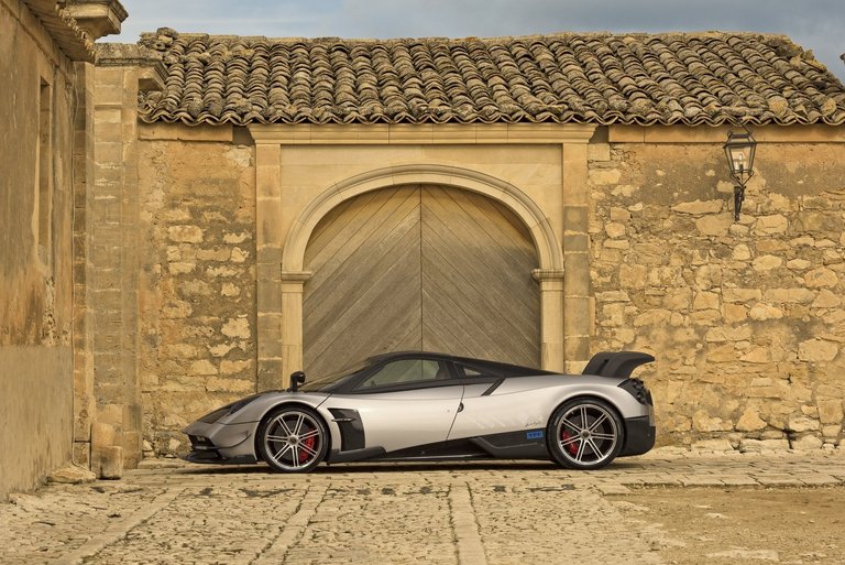 2017-pagani-huayra-bc_1600x0w.jpg