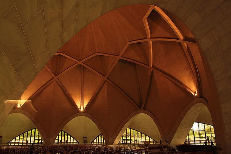 800px-Interior_of_Lotus_temple.jpg