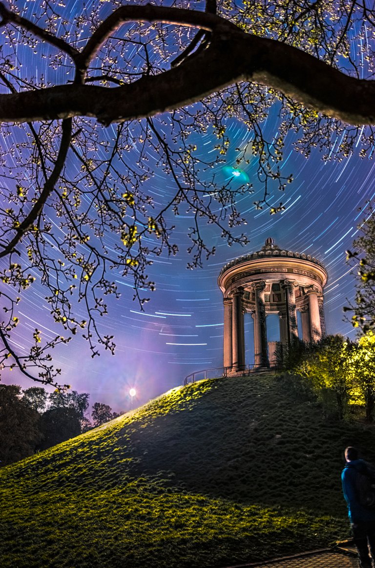 180418 Englischer Garten Startrails hochkant-.jpg