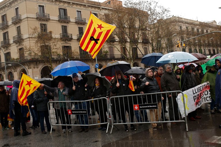 catalan-independence-flags-barcelona.jpg