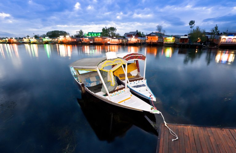 dal-lake-srinagar-jammu-kashmir.jpg