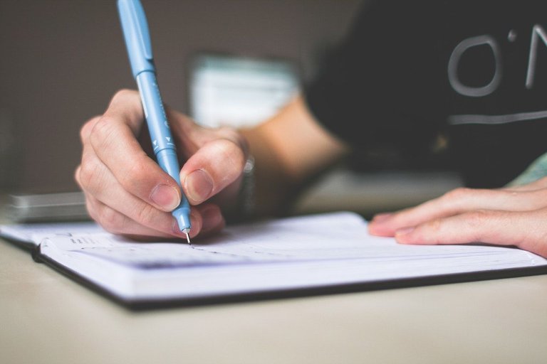 depth-of-field-desk-hands-210661.jpg