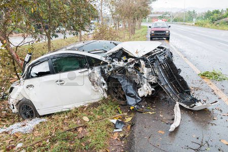 38616726-accidente-de-coche-accidente-con-árbol-en-la-carretera.jpg