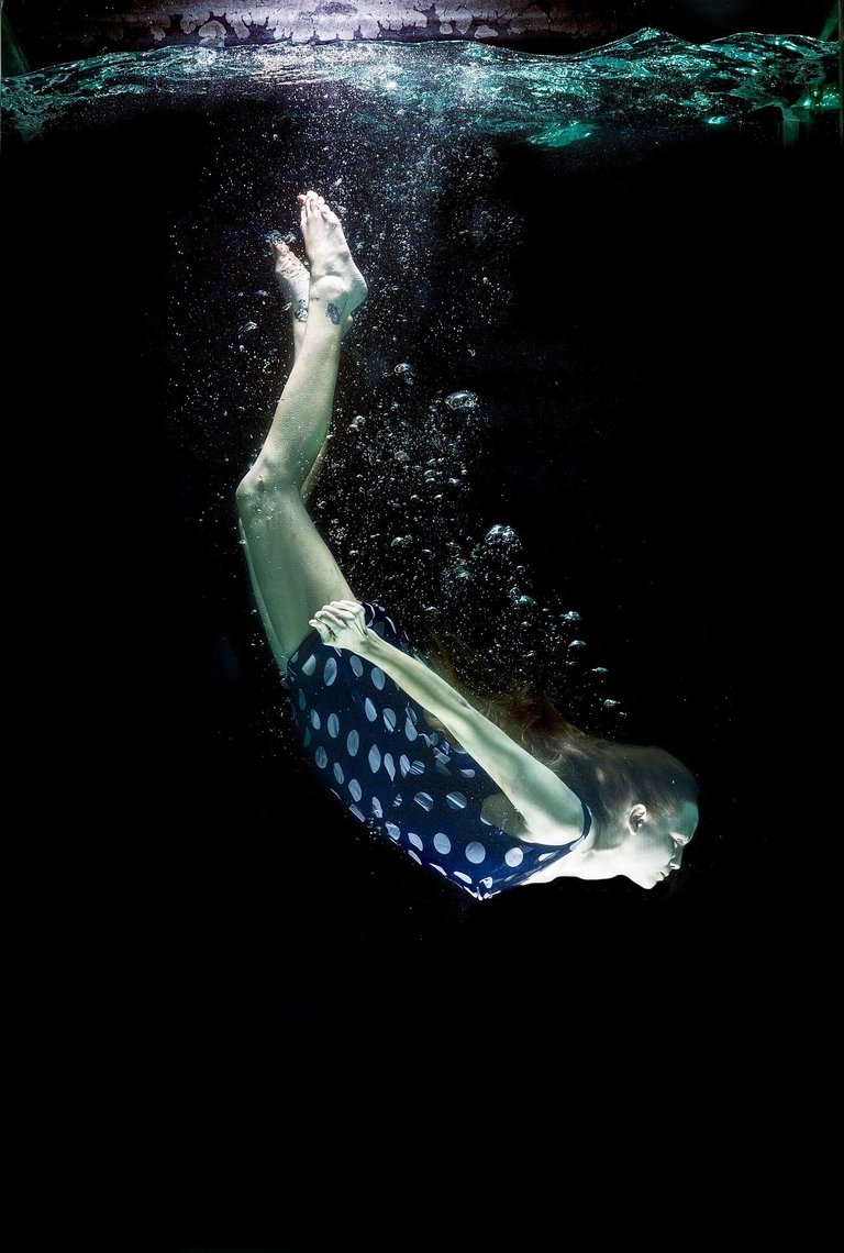 woman-underwater-polka-dots-freedomain-reversed.jpg