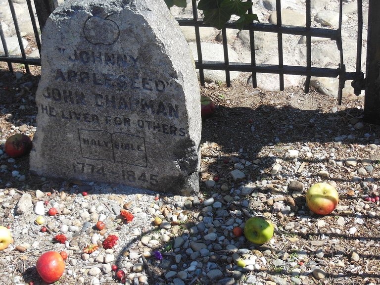 1024px-Johnny_Appleseeds_Gravesite,_Image_1.jpg