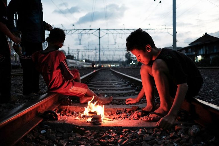 jakarta_slums_life_by_the_railway_vytautas_jankulskas_01.jpg