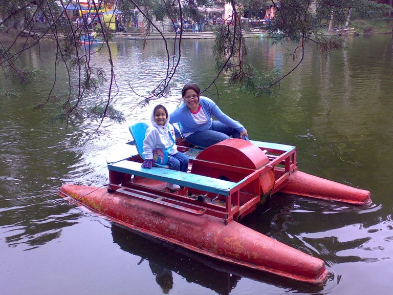 Maria y yo en la laguna.JPG