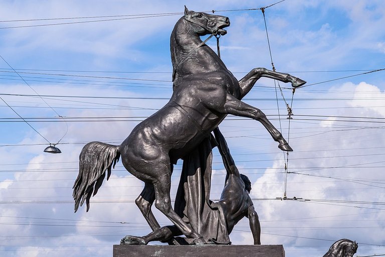 1024px-Sculptures_on_Anichkov_Bridge_01.jpg